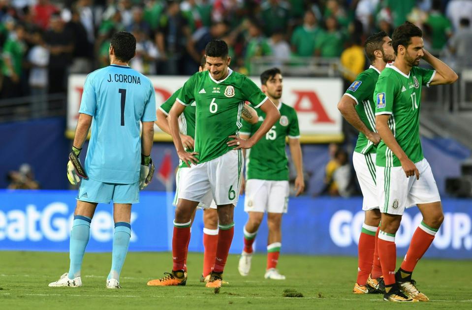 Mexico players react after loosing 0-1 against Jamaica during the CONCACAF Gold Cup semifinal match on July 23, 2017 at The Rose Bowl in Pasadena, California. / AFP PHOTO / Robyn Beck        (Photo credit should read ROBYN BECK/AFP/Getty Images)