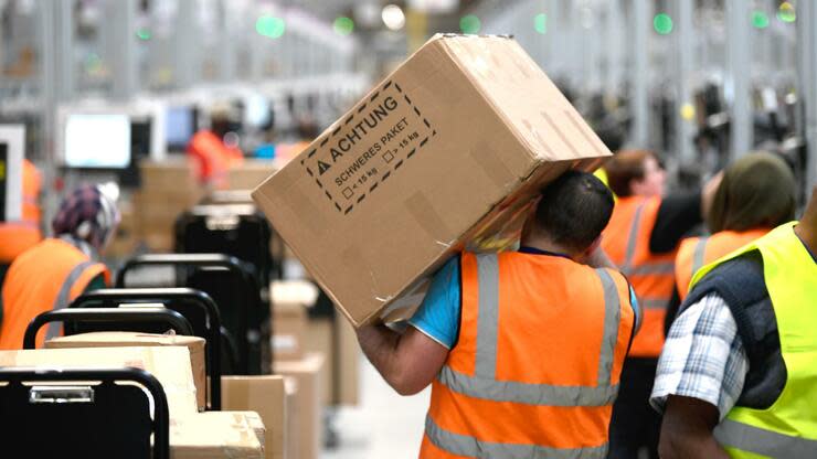 Seit dieser Woche werden in Deutschland wichtige Waren des täglichen Bedarfs nicht nur im Wareneingang der Amazon-Logistikzentren, sondern auch beim Versand an die Kunden priorisiert. Foto: dpa