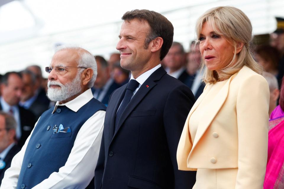 法國14日舉辦國慶日活動，印度總理莫迪（左）以貴賓身分，與法國總統馬克宏伉儷一同觀賞閱兵遊行。路透社