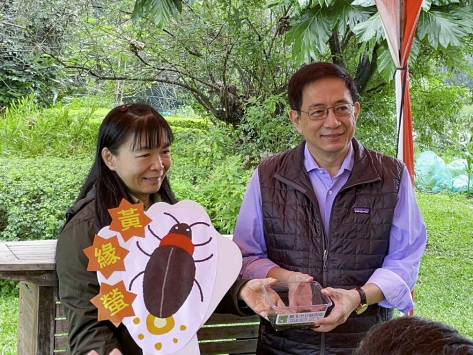 台大校長管中閔與北市動物園副園長朱孝芬等，22日野放螢火蟲幼蟲。（台北市立動物園提供）