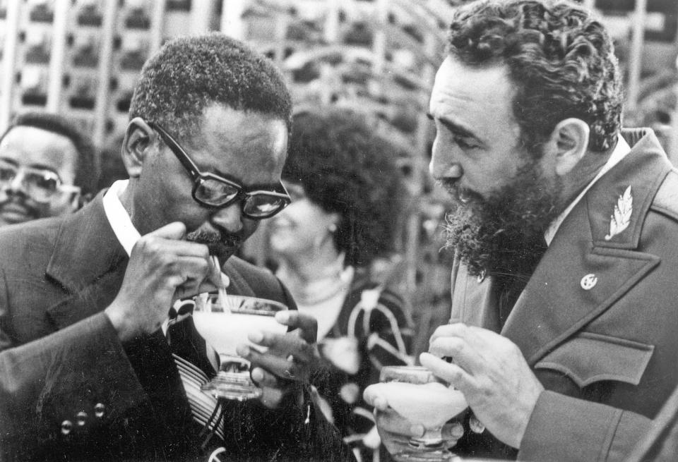 Fidel Castro tomando un daiquirí con el presidente del Movimiento Popular de Liberación de Angola, Agostinho Neto, en 1976. (AP)