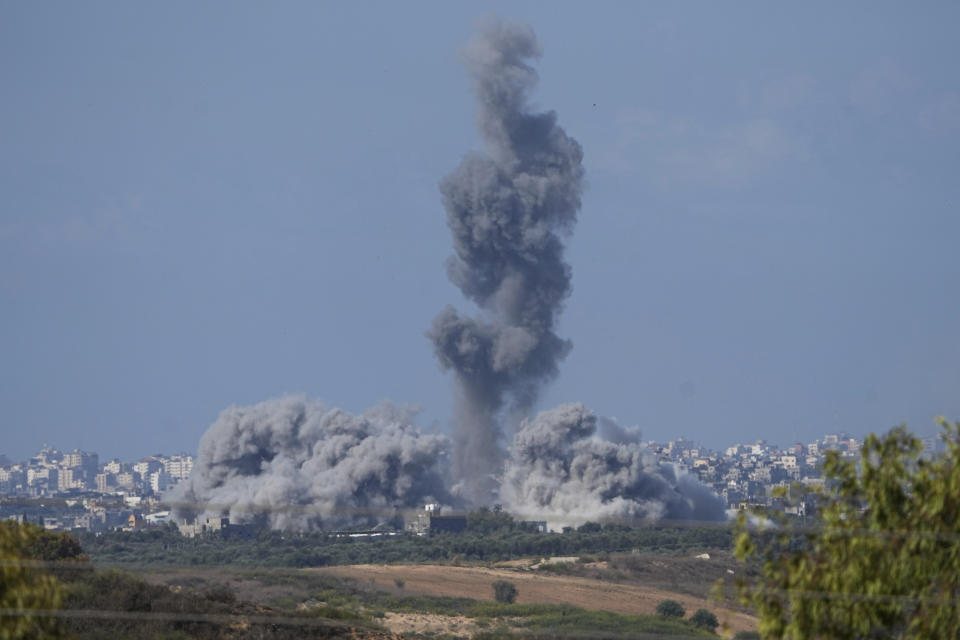 El humo se eleva tras un ataque aéreo israelí sobre la Franja de Gaza, vista desde el sur de Israel, el domingo 15 de octubre de 2023. (AP Foto/Ariel Schalit)