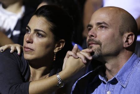 Gerardo Hernandez , one of the so-called "Cuban Five", and his wife Adriana Perez (L) attend a concert of the Cuban musician Silvio Rodriguez in Havana December 20, 2014. REUTERS/Enrique De La Osa