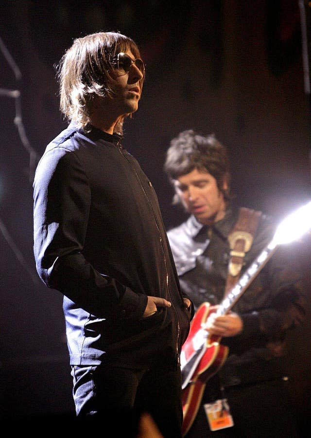 Oasis performing in 2007