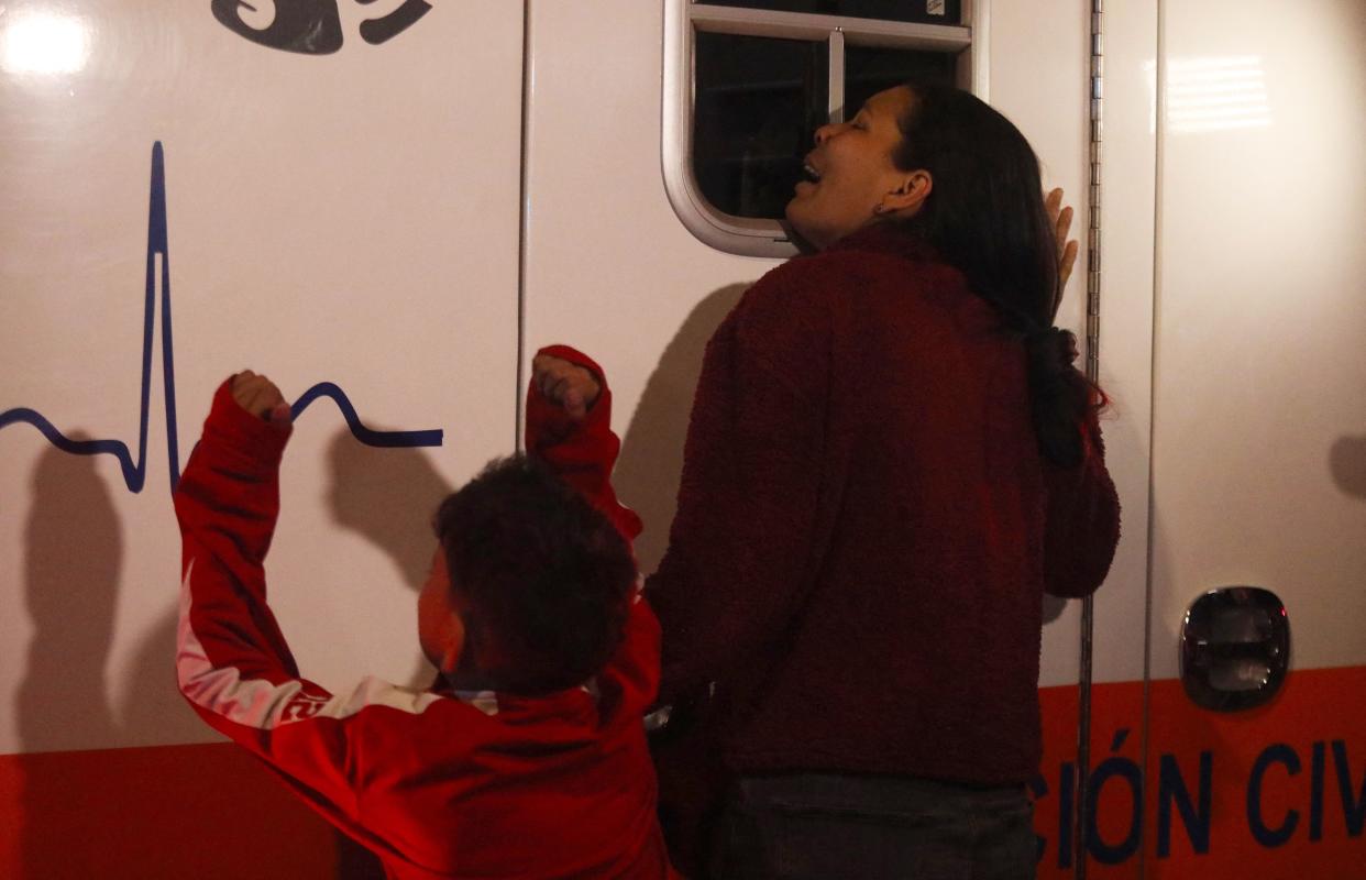 Viangly llora desesperada ante la ambulancia donde se encuentra su esposo herido (Foto: HERIKA MARTINEZ/AFP via Getty Images)