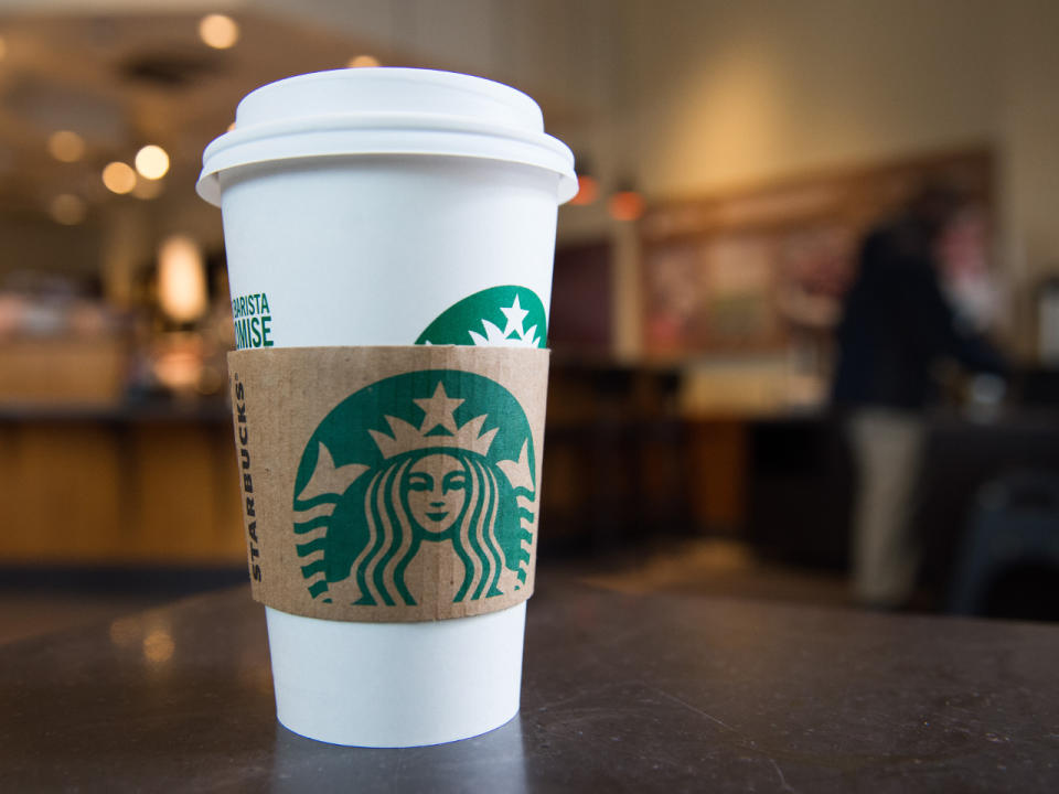 Kleine Geste, große Wirkung: Ein spendierter Starbucks-Kaffee veränderte das Leben zweier Frauen in Ohio. (Symbolbild. Bild-Copyright: Saul Loeb/AFP)