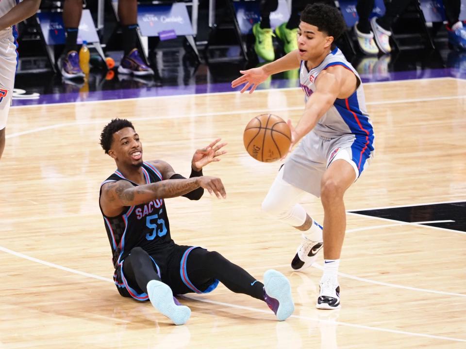 Sacramento Kings guard Delon Wright (55) passes the ball from the floor against Detroit Pistons guard Killian Hayes (7) during the second quarter at Golden 1 Center in Sacramento, Calif., on Thursday, April 8, 2021.