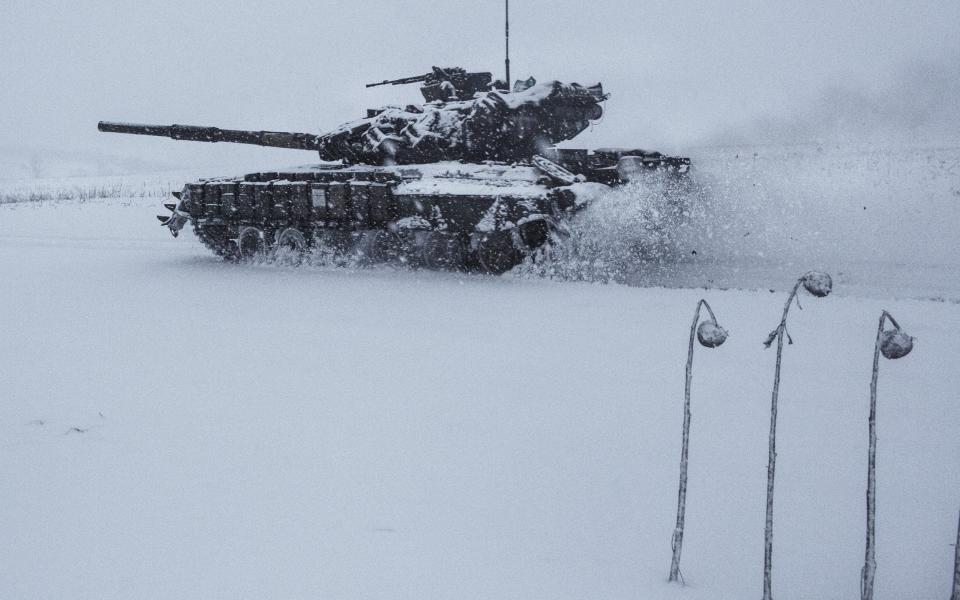 Ukrainian tanks move on snow covered road as military mobility continues within the Russian-Ukrainian war in Donbas - Anadolu Agency/Anadolu