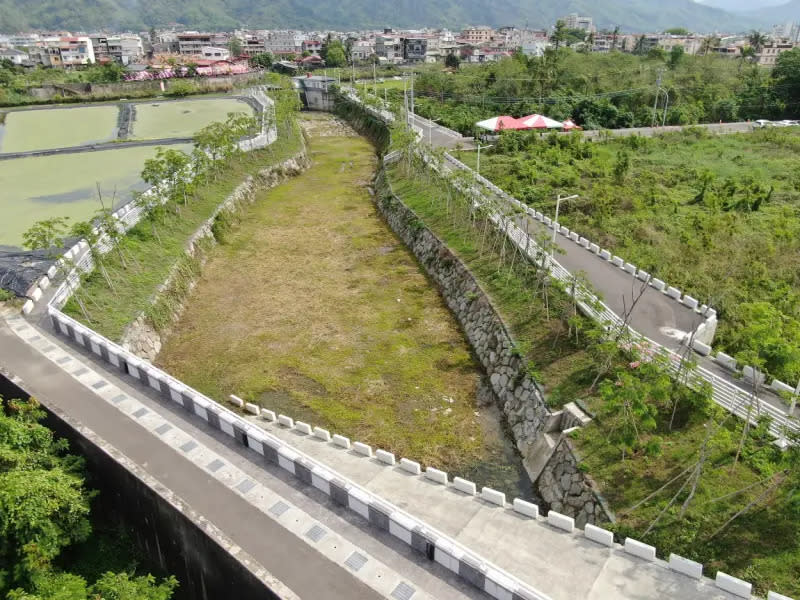 ▲美濃區三洽水周遭排水系統，經規劃辦理三洽水滯洪池完工後，總蓄水量1.73萬噸，抽水量1.2噸/秒，有效減緩成功路及美中路週遭低地積淹水問題。（圖／高市府提供）