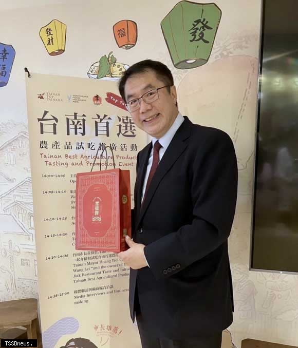 南市長黃偉哲前往新加坡推廣台灣農產品時強力推薦臺南本土出身的黑橋牌香腸。（記者李嘉祥翻攝）