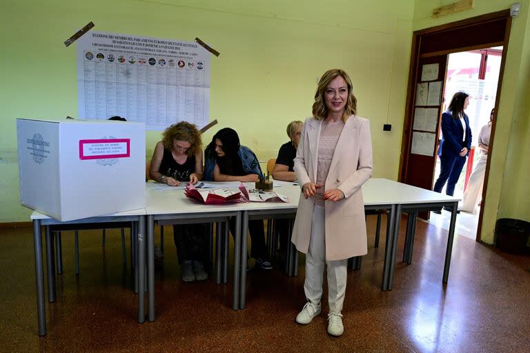 La premier italiana, Giorgia Meloni, al emitir su voto este sábado en Roma (Photo by Tiziana FABI / AFP)