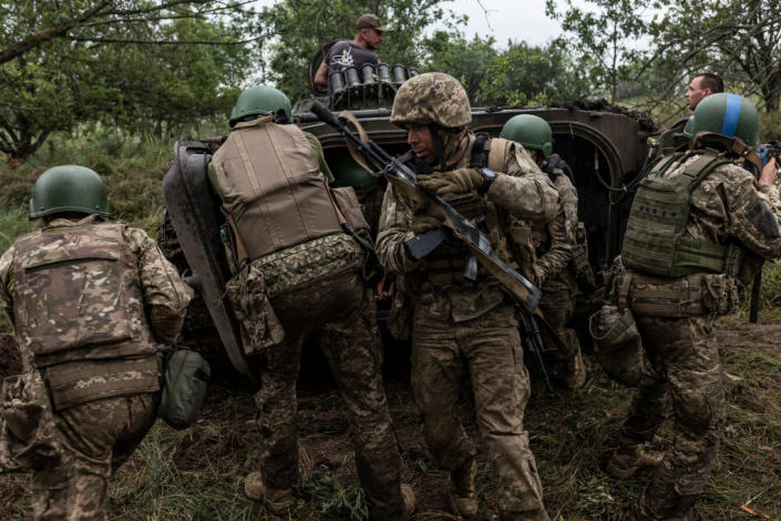 Украинские солдаты 57-й бригады принимают участие в тактических учениях на фоне продолжения российско-украинской войны в Донецке.  (