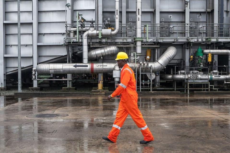 A man walks past an electrical facility at a power plant in Nigeria (archive photo)