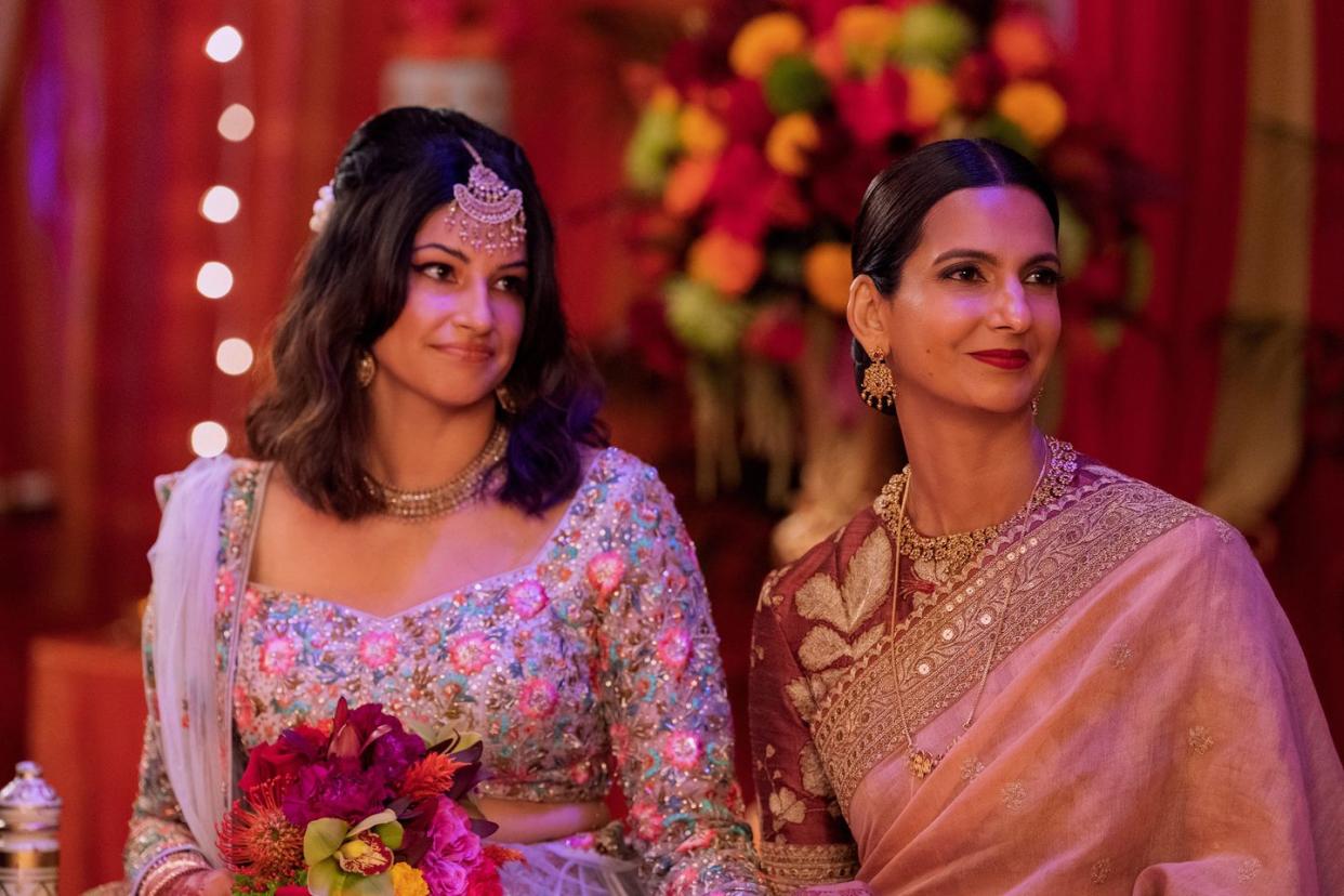 never have i ever l to r richa moorjani as kamala, poorna jagannathan as nalini vishwakumar in episode 410 of never have i ever cr jessica brooksnetflix © 2023