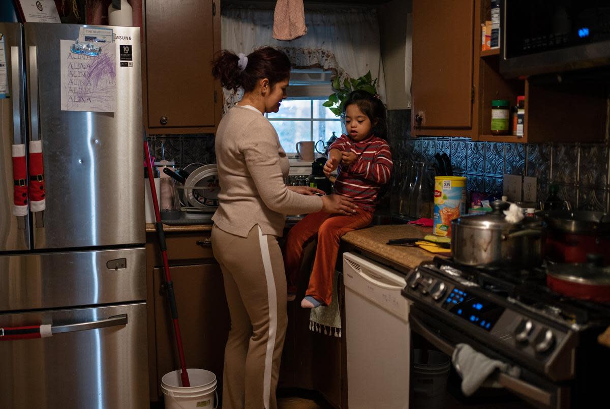 
Cristina Lazo starts the daily routine of washing her daughter Alina’s hands, changing clothes and rubbing an ointment on her irritated eyes after coming home from the outside. Lazo believes the fumes from the nearby industrial sector are contributing to her 7-year-old daughter’s symptoms. 

Al llegar a su casa desde el exterior, Cristina Lazo inicia la rutina diaria de lavarle las manos a su hija Alina, cambiarla de ropa y aplicarle una pomada en los ojos irritados. Lazo cree que la fuga de gases del complejo industrial cercano están contribuyendo a los síntomas de su hija de 7 años.

On November 10, 2023, Cristina Lazo helps her six-year-old daughter Alina wash her hands at their home in Cloverleaf, Texas.