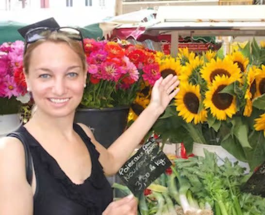 Alana Hoye Barnaba leading walking food tours of of Chinatown and Little Italy. Ahoy NY Tours & Tasting