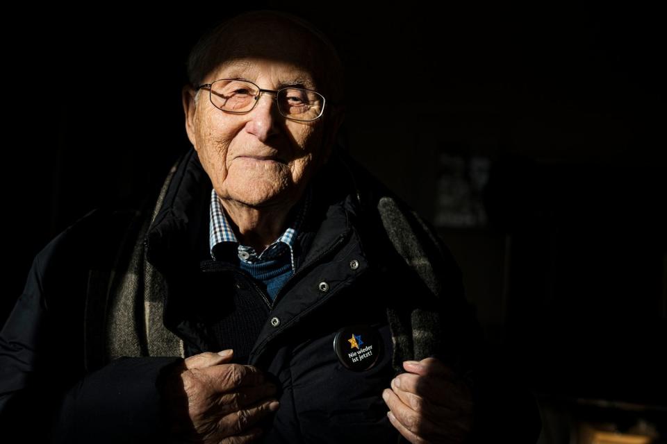 Albrecht Weinberg überlebte drei Todesmärsche und ist heute 99 Jahre alt. (Bild: ZDF / Jesco Denzel)