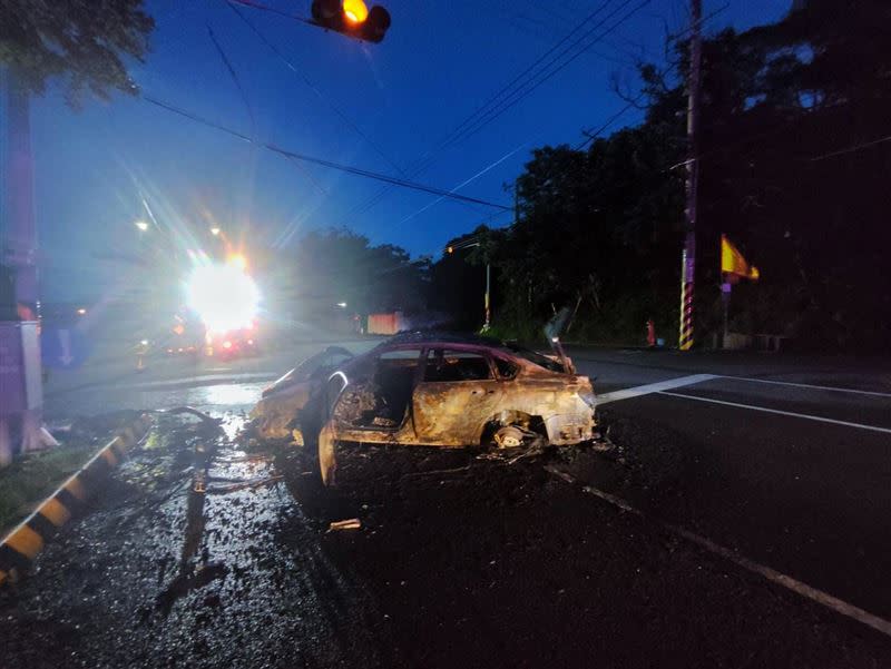  台1線苗栗縣後龍段發生轎車自撞火燒車事故。（圖／翻攝畫面）