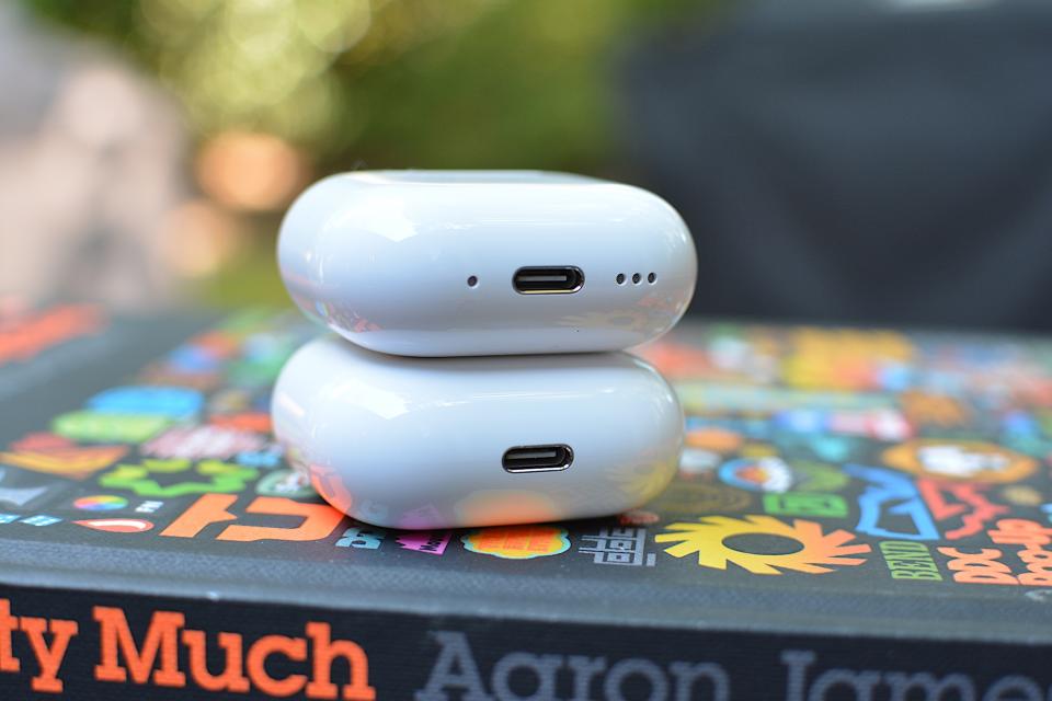 <p>The only visual difference between the two versions of the AirPods 4 is the bottom edge of the cases.</p>
