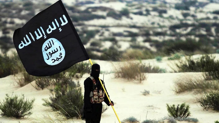 Un soldat ISIS și un steag