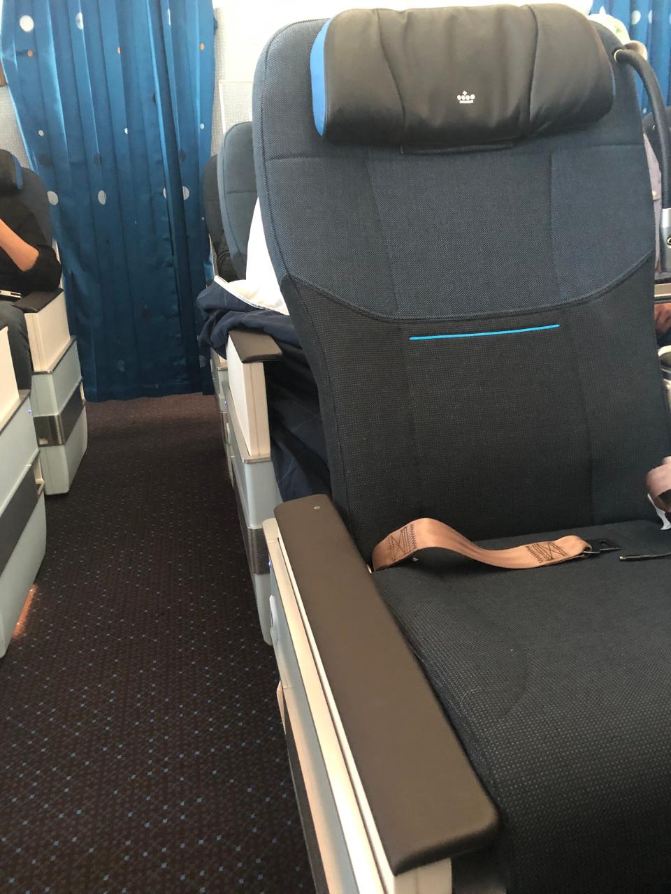 A lowered aisle armrest on one of KLM's new Premium Comfort seats.