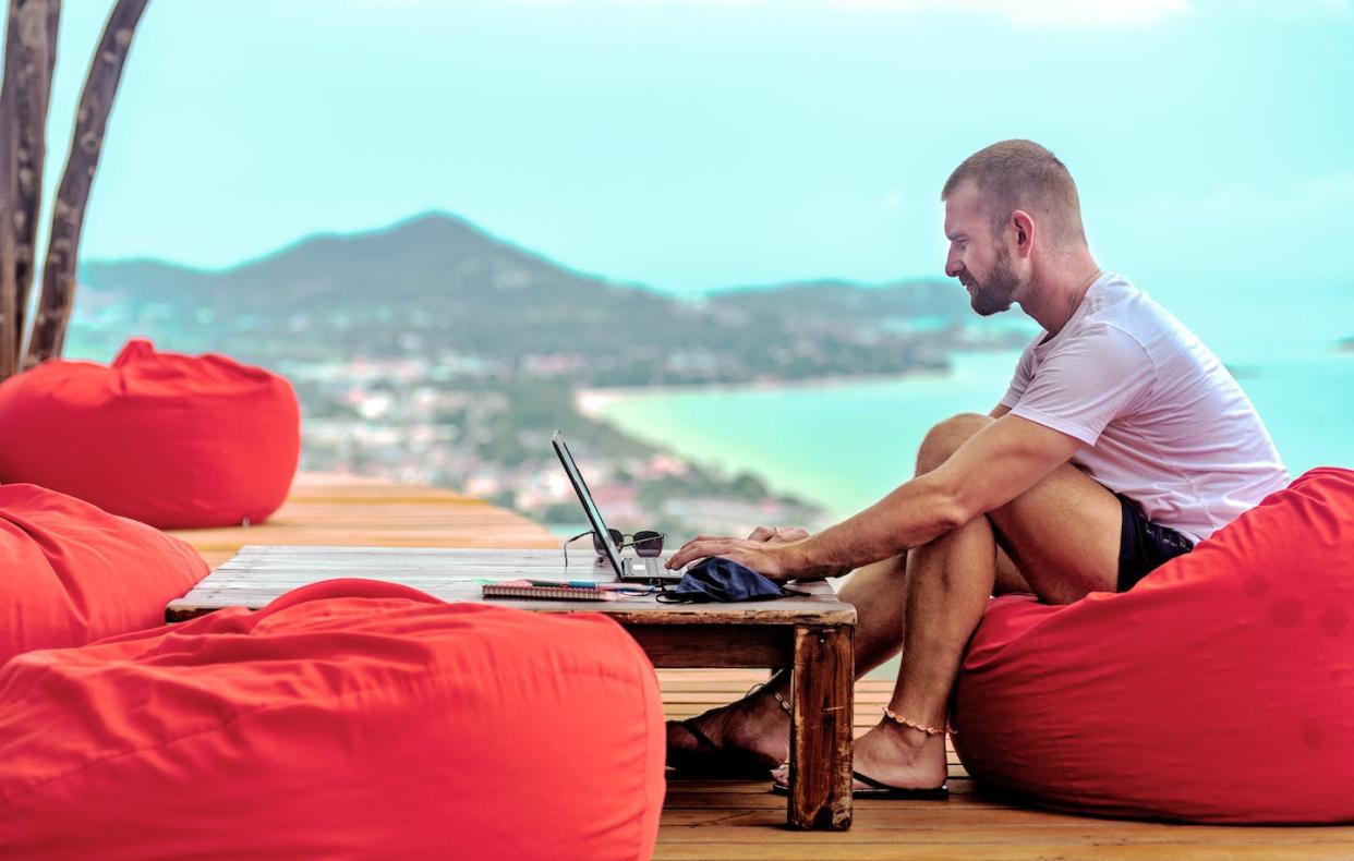 <a href="https://www.shutterstock.com/es/image-photo/caucasian-man-sitting-on-red-cushion-2035371263" rel="nofollow noopener" target="_blank" data-ylk="slk:Shutterstock / Jaem Prueangwet;elm:context_link;itc:0;sec:content-canvas" class="link ">Shutterstock / Jaem Prueangwet</a>