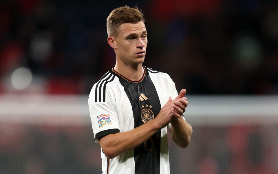 Ohne ihn läuft im Mittelfeld nichts - weder beim FC Bayern München noch in der Nationalmannschaft. Joshua Kimmich ist auf der Sechserposition Dreh- und Angelpunkt des Spiels. Auch als Führungsspieler stellt Kimmich regelmäßig seine Mentalität unter Beweis. Kritik an der offensiven Interpretation seiner Position ließ der ehrgeizige 27-Jährige zuletzt mit starken Leistungen verstummen. (Bild: Getty Images / Julian Finney)