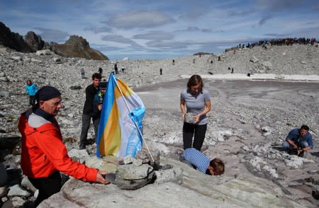 Environment NGOs, Alps protection associations commemorate dying glacier at on-site mourning ceremony