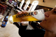 <p>Ein prickelndes Erdinger Weißbier an einem schwülen Sommerabend – das mögen die Genießer und wählten das bayerische Bier auf den zweiten Platz: 1204 Erwähnungen gab es auf Facebook und Co., 91,32 Prozent davon waren positiv. </p>