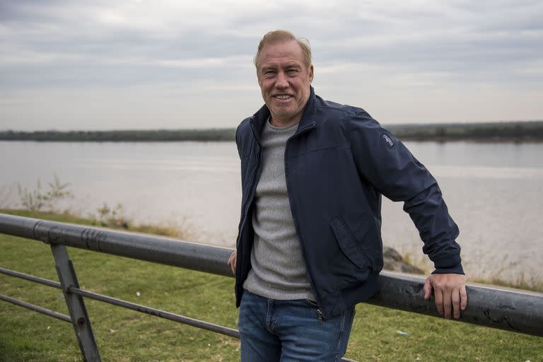 “Cuando pasás los 50 años, parece que el técnico de 30 la tiene mucho más clara que vos…”, critica Roberto Sensini, desde las márgenes del río Paraná, en Rosario, donde vive