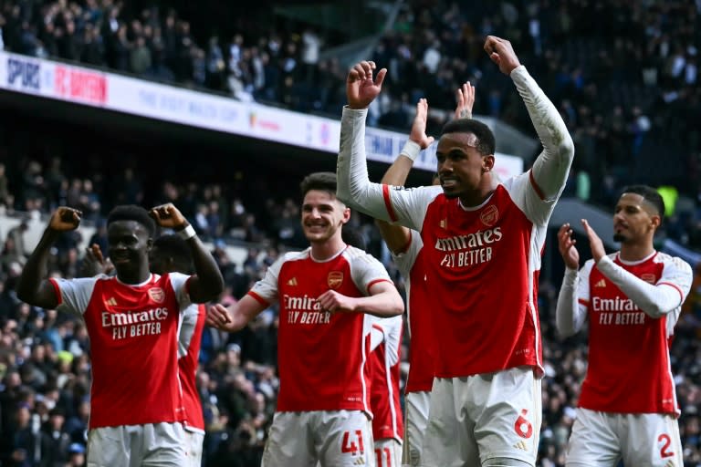 Los jugadores del Arsenal celebran el triunfo 3-2 sobre el Tottenham, en Londres el 28 de abril de 2024 (Ben Stansall)