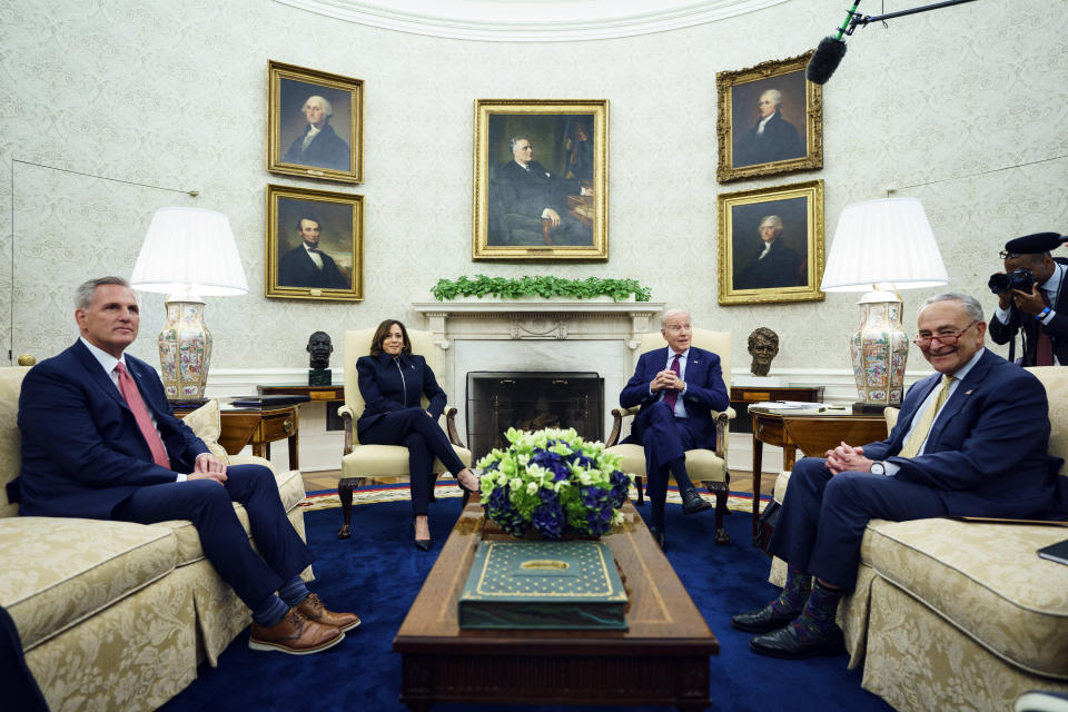 El presidente Joe Biden habla durante una reunión con líderes del Congreso en la Oficina Oval de la Casa Blanca el martes 16 de mayo de 2023 en Washington, con el presidente de la Cámara de Representantes Kevin McCarthy de California, la vicepresidenta Kamala Harris y representantes del Senado de izquierda a derecha.  El líder de la mayoría, el senador Chuck Schumer de Nueva York (AP Photo/Evan Vucci)