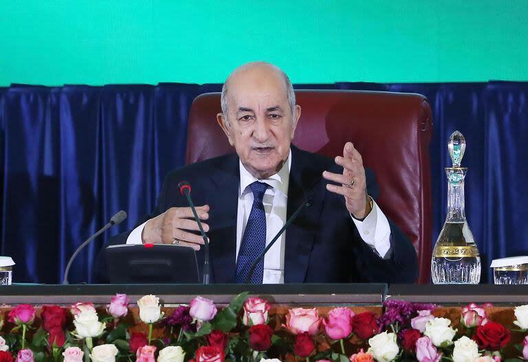 El presidente argelino Abdelmadjid Tebboune asiste a una reunión del gobierno argelino con gobernadores locales en Argel, Argelia, el 16 de febrero de 2020.