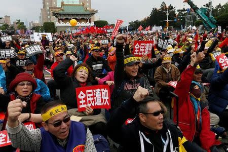 Protesters shout during a rally against the overhaul of the military and civil service pension fund, outside the Presidential Office in Taipei,Taiwan January 22, 2017. REUTERS/Tyrone Siu