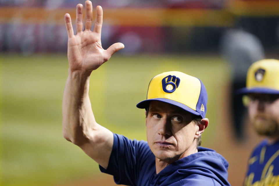 ARCHIVO - Craig Counsell, manager de los Cerveceros de Milwaukee, saluda al público durante el juego del marters 11 de abril de 2023, en casa de los Diamondbacks de Arizona (AP Foto/Ross D. Franklin, archivo)