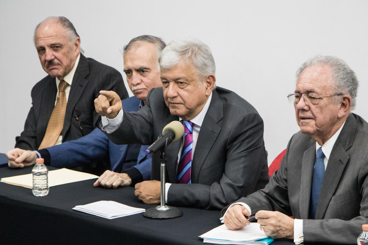 CIUDAD DE MÉXICO, 29OCTUBRE2018.- José María Riobóo, empresario; Alfonso Romo, futuro Jefe de la Oficina de la Presidencia de la República; Andrés Manuel López Obrador, presidente electo de México y Javier Jiménez Espriú, futuro secretario de Comunicaciones y Transportes; ofrecieron una conferencia de prensa para dar a conocer la postura que tendrá el gobierno entrante respecto a los resultados obtenidos en la consulta nacional ciudadana y en la que resultó como ganadora la opción de abrir dos pistas en la base aérea de Santa Lucía. FOTO: MISAEL VALTIERRA /CUARTOSCURO.COMFOTO: MISAEL VALTIERRA /CUARTOSCURO.COM