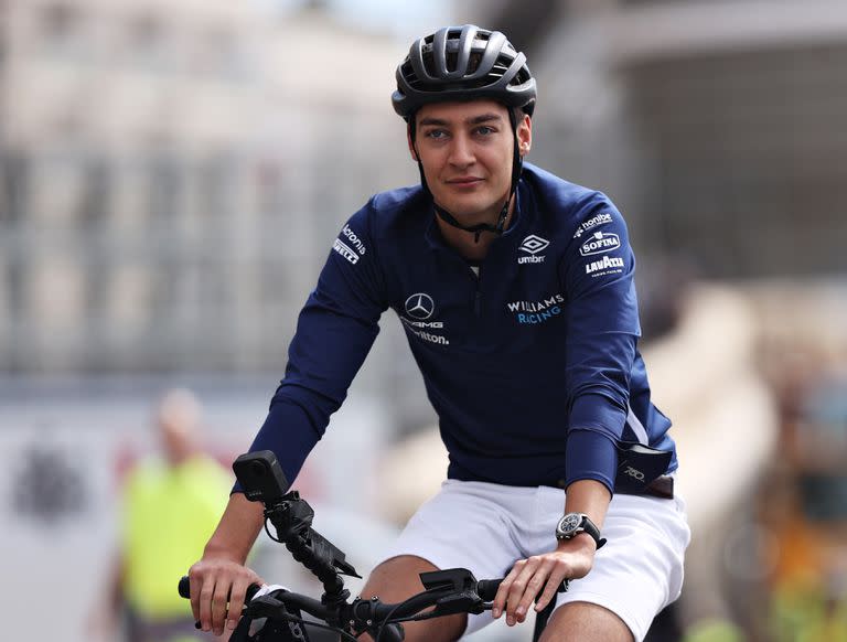 El británico George Russell recorre la pista del Gran Premio de F1 de Mónaco en bicicleta, antes de la carrera de este año. Su próxima escudería será Mercedes