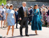 <p>Prinz Harrys Cousinen Eugenie und Beatrice erscheinen gemeinsam mit ihrem Vater und Harrys Onkel Prinz Andrew. Prinzessin Eugenie trägt ein maßgeschneidertes Kleid von Gainsbourg und Pumps von Valentino, während sich ihre Schwester Beatrice für ein Kleid von Roksanda Viola und Schue von Gianvito Rossi entschied.<br>(Bild: Rex Features) </p>