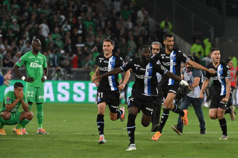 El Auxerre venció al Saint-Etienne. Los hinchas de este último invadieron el campo de juego y agredieron a jugadores rivales y chocaron con la policía.