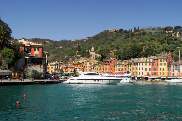 <b>Portofino, Ligurien</b><br><br>Portofino ist eine kleine Gemeinde mit knapp 500 Einwohnern und liegt südlich von Genua an der ligurischen Küste. Auf den ersten Blick wirkt das kleine Fischerdörfchen mit bunten Häusern, kleinen Gassen und seemännischer-mediterraner Kultur eher verschlafen und zurückhaltend. Seit der internationale Jetset den Ort in den 50er Jahren jedoch für sich entdeckt hat, tummeln sich hier Luxusyachten, herrschaftliche Villen und vor allem Touristen. (Bild: ddp images)