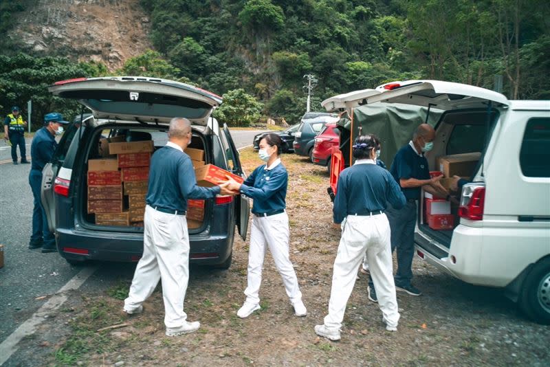 慈濟志工今早7時許在新城分局集合，搬運糧食前往峽谷橋大型車停車場。（圖／警方提供）