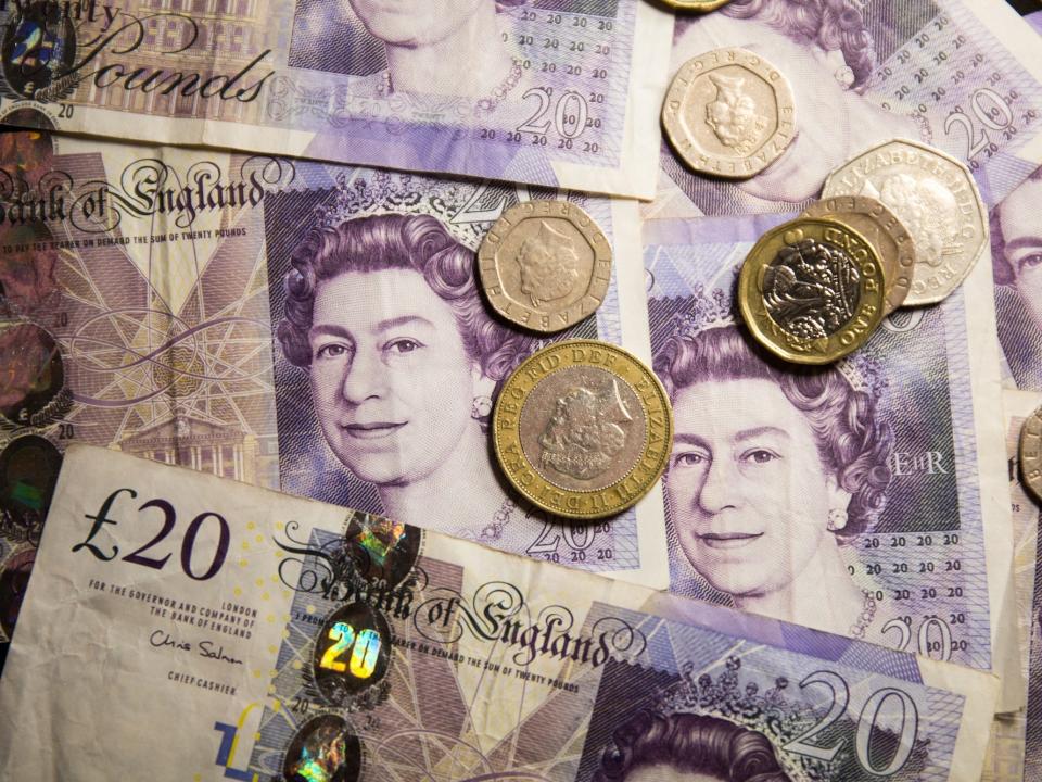 British bank notes and coins with the Queen's portrait.