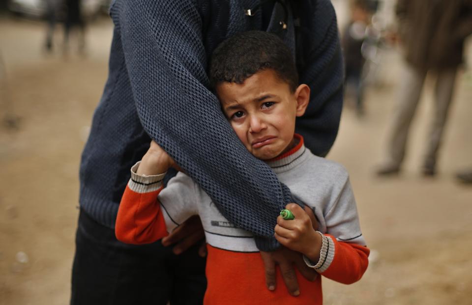 A otros su tierra les hace sufrir tanto que hasta les hace llorar. Este muchacho palestino no puede contener el llanto durante el funeral de Ibrahim Mansour, un joven de 26 años asesinado por soldados israelíes en Gaza