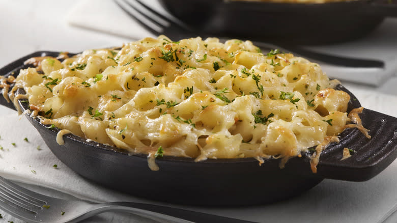 baked macaroni and cheese in pan 