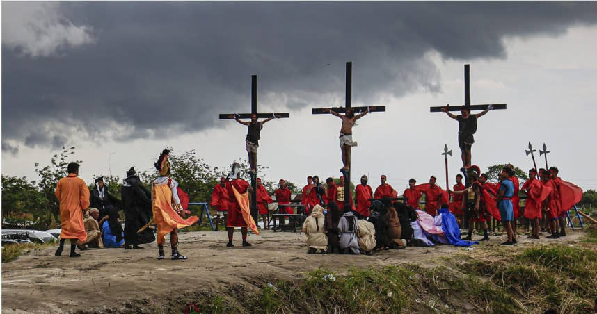 重演耶穌受難，村民手腳釘上十字架。（圖／達志／美聯社）