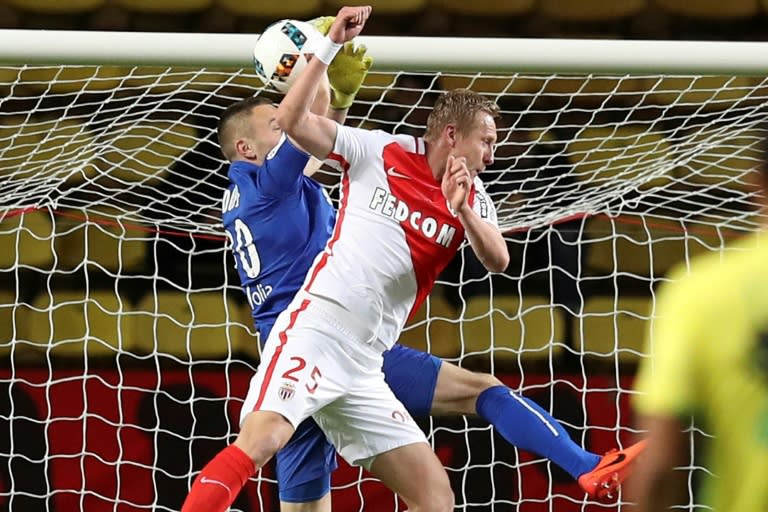 Monaco's defender Kamil Glik (R) vies with Nantes' goalkeeper Maxime Dupe during the French L1 football match Monaco (ASM) versus Nantes (FCN) on March 5, 2017 at the "Louis II Stadium" in Monaco