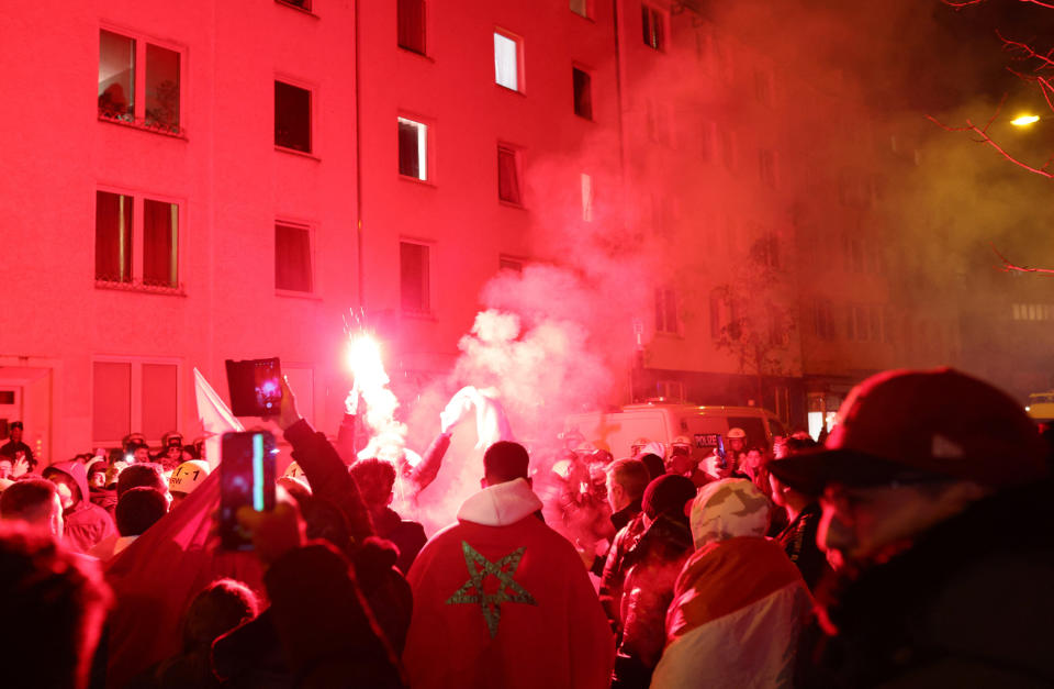 Fans de Marruecos en Dusseldor, Alemania, observando el partido de Semifinales contra Francia. (REUTERS/Thilo Schmuelgen)