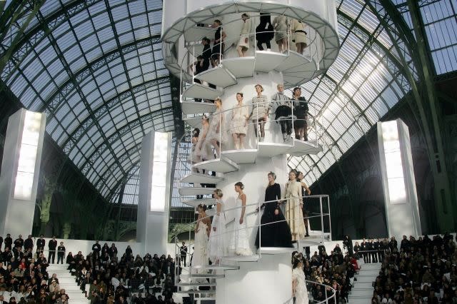 618 Chanel Runway Haute Couture Spring/Summer 2006 Stock Photos, High-Res  Pictures, and Images - Getty Images