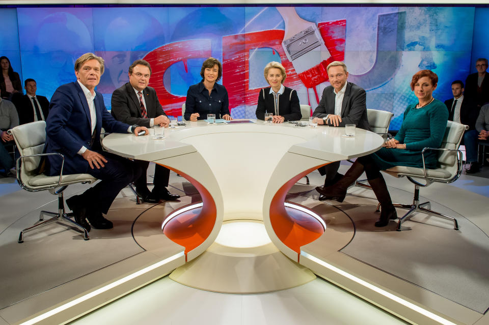 Hajo Schumacher, Hans-Peter Friedrich, Ursula von der Leyen, Christian Lindner, Juli Zeh waren Gäste in der Sendung von Maybritt Ilner. (Bild: ZDF/Svea Pietschmann)