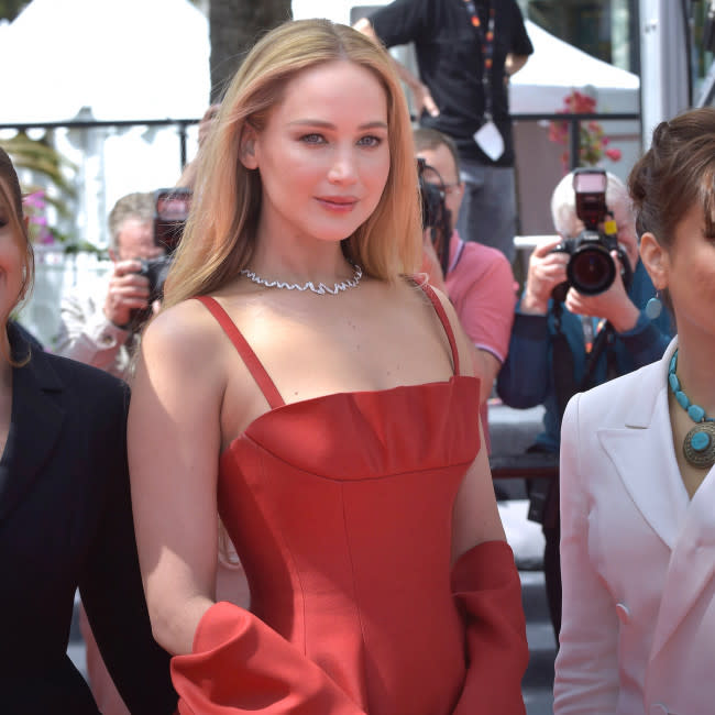 Jennifer Lawrence apareció en chanclas en la premiere de su documental credit:Bang Showbiz